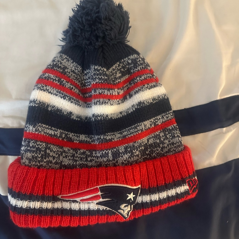 New Era Men’s Navy and Red Striped Pom Beanie
